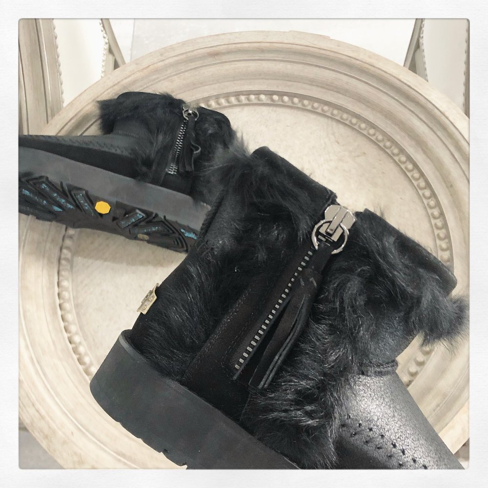 UGG 하이버전 패치 앵클부츠 001-286442
