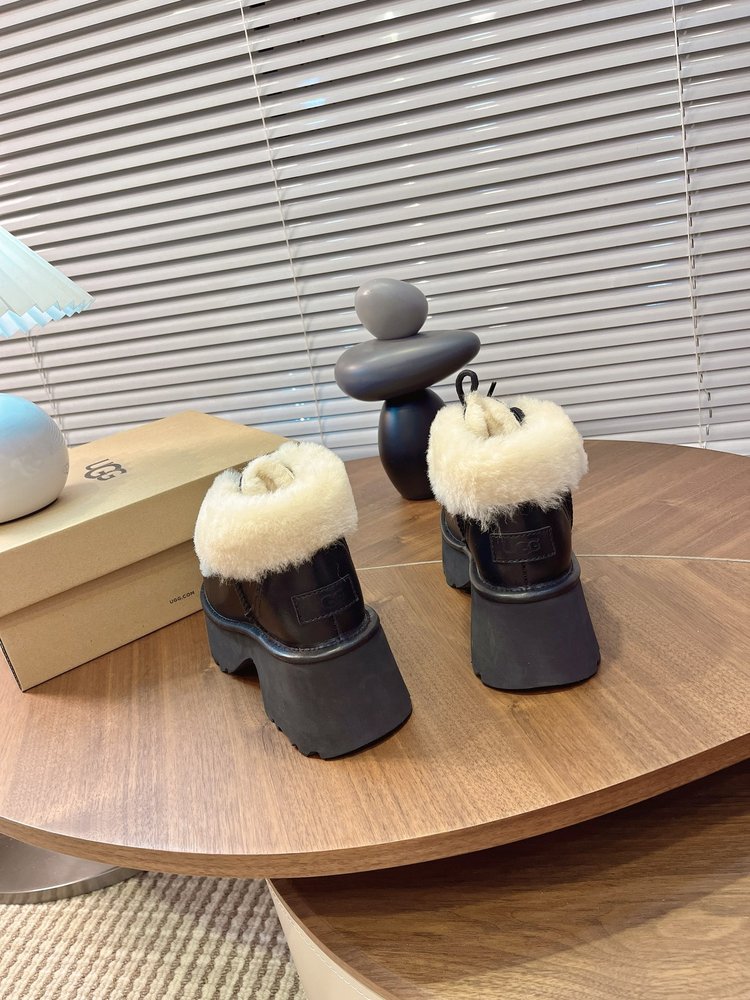 UGG 에스미 레이스업 앵클부츠 001-286546