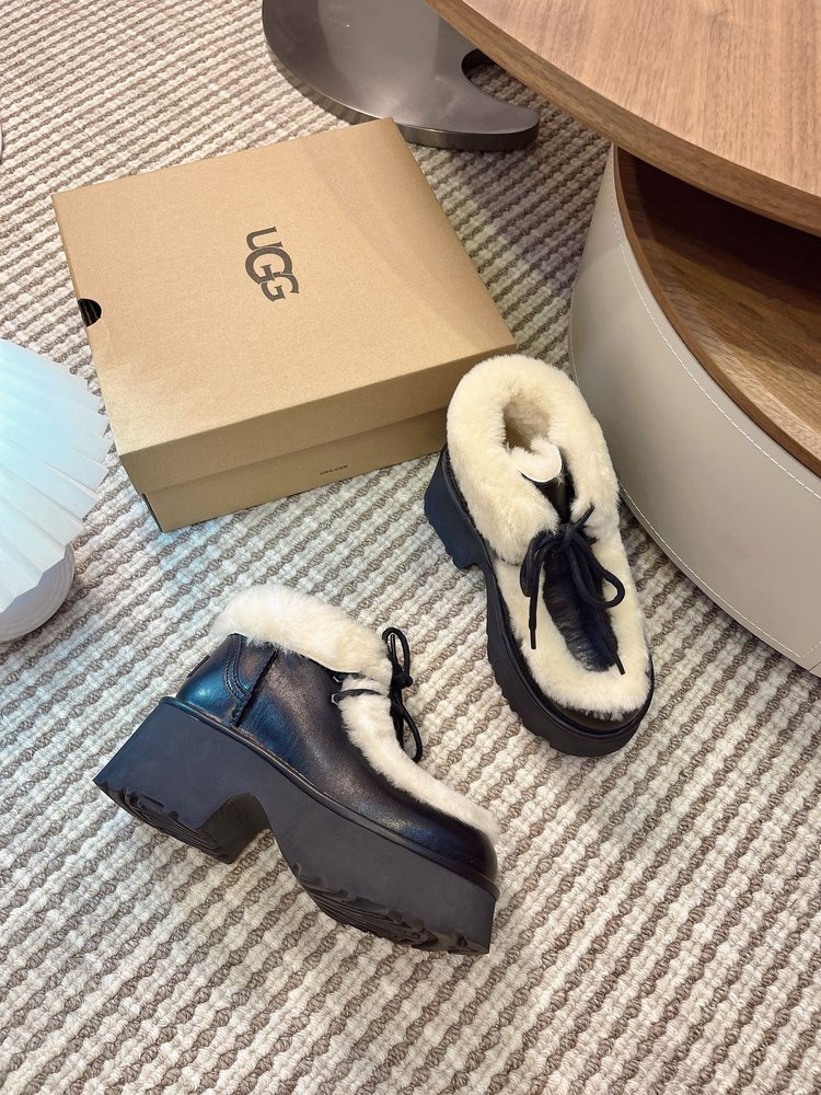 UGG 에스미 레이스업 앵클부츠 001-286546