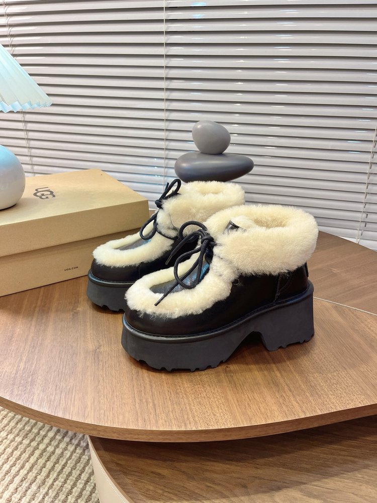 UGG 에스미 레이스업 앵클부츠 001-286546